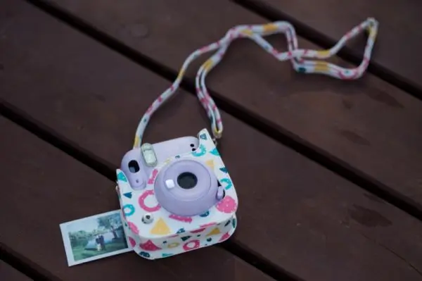 Retró Polaroid stílusú fényképezőgép.